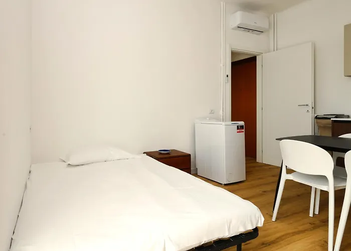 Joivy 1-Bed Apartment With Balcony Near Subway
