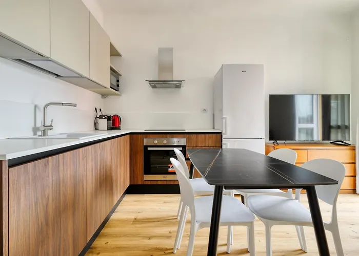 Joivy 1-Bed Apartment With Balcony Near Subway
