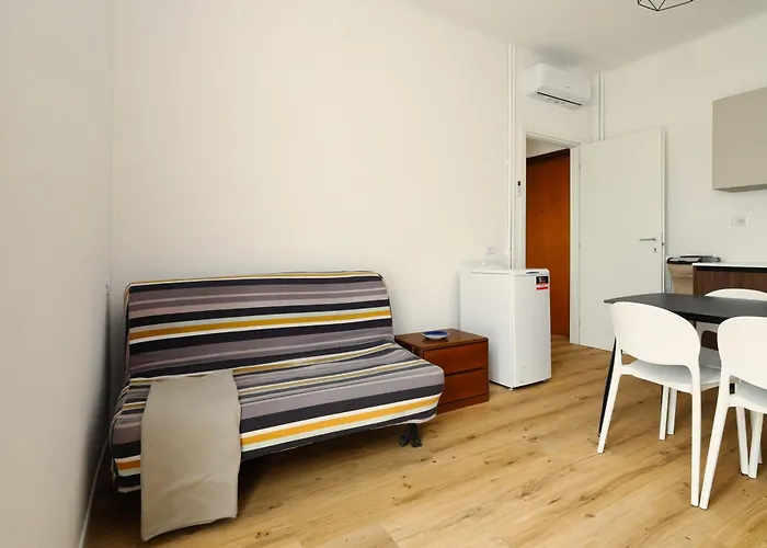 Joivy 1-Bed Apartment With Balcony Near Subway